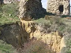 Hundimiento sobre una de las cuevas artificiales. Detrás se aprecian las dos torres del castillo