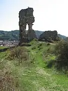 Vista del interior del primer recinto. Al fondo la torre Este