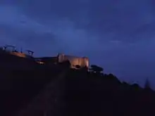 Castillo Sohail visto de noche desde el Parque del Castillo