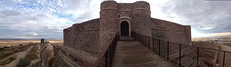 Vista panorámica frontal del castillo de Chinchilla