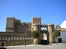 Vista del castillo de Monroy.