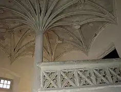 Escalera de piedra con columna central y bóveda en palmera.