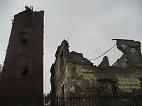 La torre dañada y parte del edificio