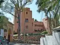 Vista de la residencia palaciega desde la calle adyacente al inmueble.