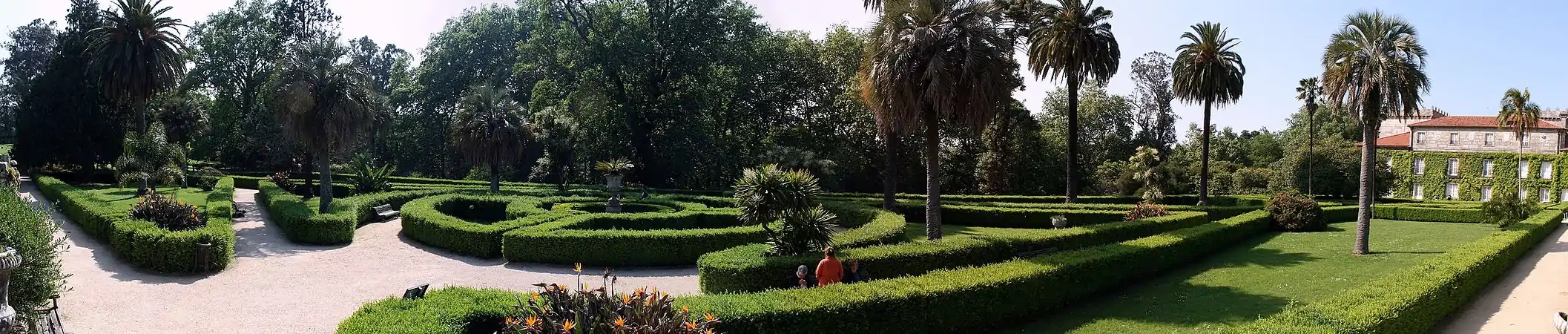 Vista panorámica del del jardín francés y del pazo