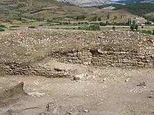 Detalle de la puerta interior del castro cántabro de La Loma. Se puede observar en la falta de continuidad de las hileras, como la puerta ha sido tapiada, ante el asedio sufrido por las legiones romanas en las guerras cántabras.