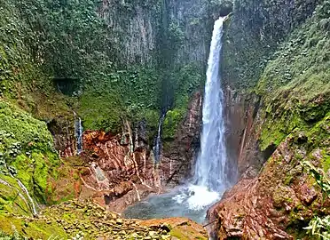 La catarata del Toro, con una caída de 90 m, posee gran belleza escénica. Se ubica en Río Cuarto.