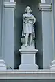 Estatua de Cristóbal Colón en la fachada de la Catedral