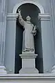 Estatua de Bartolomé de las Casas en la fachada de la Catedral