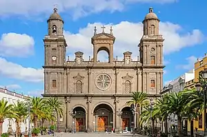 Fachada principal de la Catedral Basílica de Santa Ana, en Las Palmas de Gran Canaria