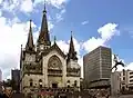 Catedral de Manizales y Monumento al Bolívar Cóndor en la Plaza de Bolívar.