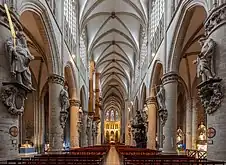 Vista de la nave rodeada de columnas cilíndricas con estatuas de los 12 apóstoles.