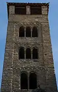 Tríforas y bíforas románicas en el campanario de la catedral de Vich (Barcelona, España)