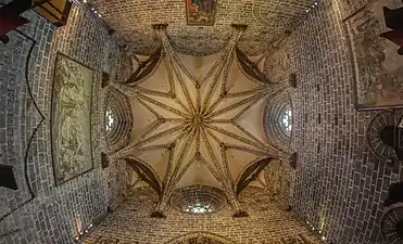 Vista cenital de la elegante bóveda de crucería de ocho nervios
