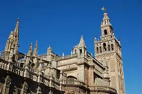 Catedral de Sevilla, 1403-1593. Es el edificio gótico de mayor superficie (23.457 m2), y el tercer templo cristiano (tras San Pedro de Roma y San Pablo de Londres). La Giralda (101 m) es su torre-campanario, cuya base es la torre-alminar de la anterior mezquita mayor, 1172-1198.