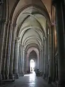 Nave lateral de la catedral de Sens.