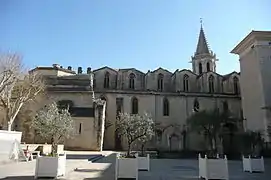 Fachada norte, con las ruinas de la catedral románica