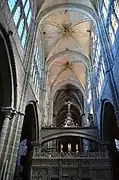 Bóvedas y vitrales del transepto de la catedral de Ávila