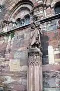 Estatua de Erwin von Steinbach en la catedral de Estrasburgo.