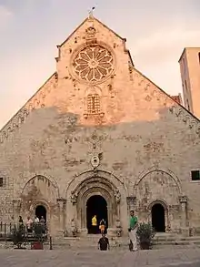 Concatedral de Ruvo di Puglia (s. XII-XIII), la parte central se eleva anticipando las fachadas de hastiales