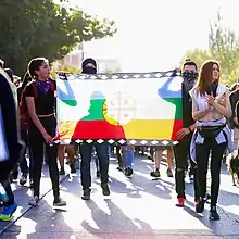 Manifestantes usando la Wenufoye.