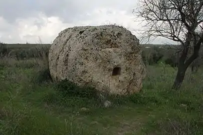 Uno de los tambores de una columna con una cavidad en el centro.