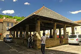 Halle en una plaza de Caylus.