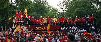 El autobús de la selección por el Paseo de la Castellana.