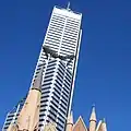 El edificio visto detrás de los chapiteles de la Wesley Church