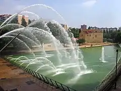 Fuente Triangular (1997-2007), parque Central de Nou Barris, de Andreu Arriola y Carme Fiol.