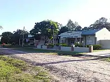 Vista hacia el Centro de Salud (izquierda) y Comisaría del paraje (derecha)