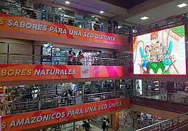 Vista interior del Centro Comercial Arenales, popular por sus productos de anime y kpop.