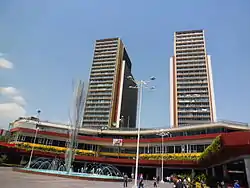 Fuente de la plaza y torres del Centro Simón Bolívar