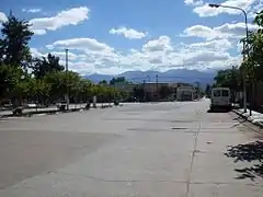 Centro de la ciudad en horas de la siesta. Calle Rivadavia y Perón