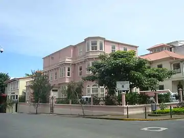 Edificio del Centro de Cine en Barrio Amón. Construido en 1910 por la familia Iglesias Castro, albergó la Legación de Estados Unidos en 1920 y fue residencia temporal de José Figueres Ferrer, caudillo de la Guerra Civil de Costa Rica, en 1948 y sede de la Junta Fundadora de la Segunda República.