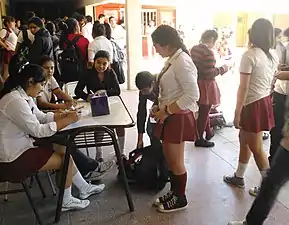 Alumnas argentinas de secundaria en uniforme escolar.