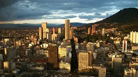 La torre Colpatria en el panorama urbano de Bogotá desde el Edificio Avianca