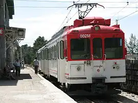 Tren de la Serie 442 de Renfe en la estación de Cotos.