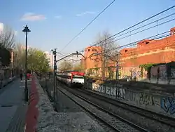 Vista de un tramo de la línea ferroviaria de cercanías C-5 a su paso por San Nicasio. A la derecha de la imagen queda la Escuela Politécnica Superior de la Universidad Carlos III