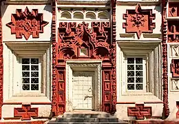 Decoración de piedra de estilo barroco siberiano en la iglesia de la Exaltación de la Cruz de Irkutsk