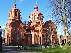 La Iglesia Ortodoxa en Bialowieza, Polonia, en el borde del primitivo bosque de Bialowieza (Patrimonio de la Humanidad).