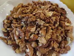 Una gran porción de nueces sin cáscara.