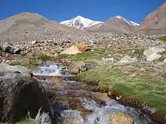 La radiación solar genera la fusión glacio-nival en los Andes, este proceso origina gran parte de los recursos hídricos en San Juan. Vista de los Andes en Calingasta.