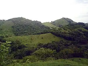 A Cerro la mona a la izquierda y Cerro Grande a la derecha