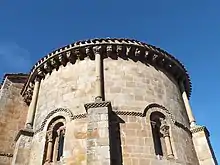 Contrafuerte como base de columna en la colegiata de San Pedro de Cervatos