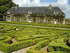 Las dependencias y el jardín francés.