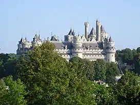 Pierrefonds, uno de los proyectos de Viollet-le-Duc que estaba casi completamente en ruinas antes de la restauración