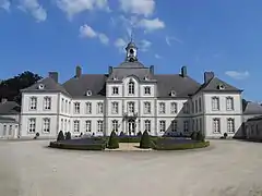 Fachada neorrenacentista y decoración interior del castillo de Warfusée (1840) en Saint-Georges-sur-Meuse.