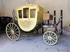 Un carrosse conservé dans les écuries.