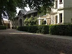 Les communs aux abords du château.